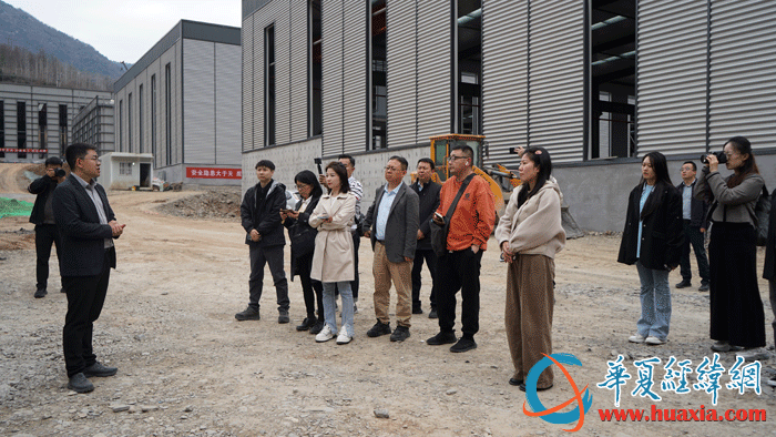 采訪團一行參觀留鳳關循環(huán)經濟產業(yè)園產業(yè)孵化基地。（攝影：虞鷹）