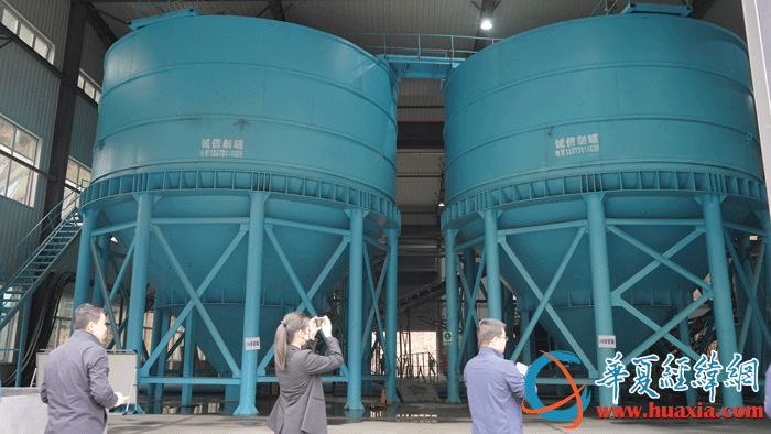 采訪團一行參觀留鳳關循環(huán)經濟產業(yè)園產業(yè)孵化基地。（攝影：虞鷹）