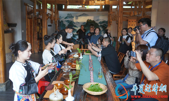 在國茶村茶廬，兩岸媒體人拍攝采訪黃金茶茶藝表演。（攝影：虞鷹）