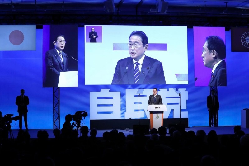 日本自民黨在眾議院補(bǔ)選中落敗，恐影響岸田政權(quán)。圖為日本首相兼自民黨總裁岸田文雄在自民黨大會(huì)發(fā)表演說(shuō)。（圖源：美聯(lián)社）