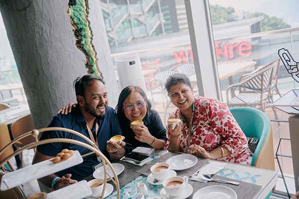 來自海內(nèi)外的會(huì)獎(jiǎng)旅游業(yè)界代表在香港品嘗地道港式美食。（香港旅游發(fā)展局供圖）
