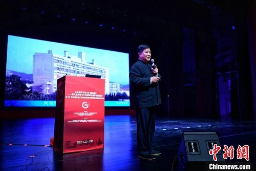 4月27日，“公眾視野下的20世紀(jì)遺產(chǎn)——第九批中國(guó)20世紀(jì)建筑遺產(chǎn)項(xiàng)目推介暨20世紀(jì)建筑遺產(chǎn)活化利用城市更新優(yōu)秀案例研討會(huì)”在天津舉行。圖為中國(guó)文物學(xué)會(huì)會(huì)長(zhǎng)、故宮博物院學(xué)術(shù)委員會(huì)主任單霽翔作主旨演講。 記者 佟郁 攝.jpeg