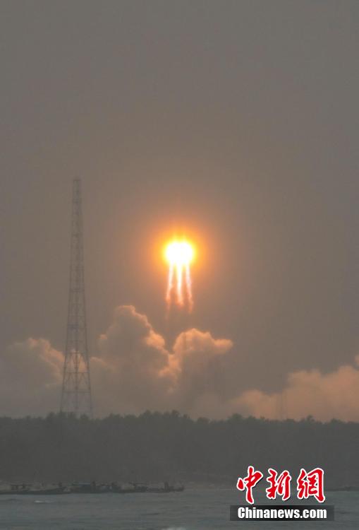 圖為嫦娥六號(hào)探測(cè)器由長(zhǎng)征五號(hào)遙八運(yùn)載火箭在中國(guó)文昌航天發(fā)射場(chǎng)成功發(fā)射。<a target='_blank' href='/' >中新網(wǎng)</a>記者 駱云飛 攝