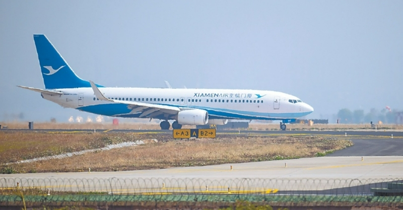 臺灣聯(lián)合新聞網(wǎng)19日稱，20日，廈門航空MF8081將首次由W123航線向東接M503航線。圖為今年2月在廈門高崎國際機(jī)場滑行的一架廈航飛機(jī)。（視覺中國）.jpg