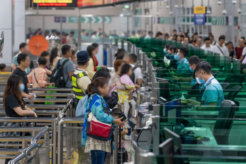 “五一”假期口岸通關(guān)者眾，但秩序良好。澳門特區(qū)治安警察局供圖