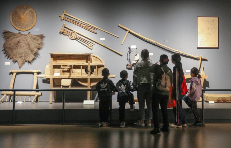 5月4日，游客在貴州省務(wù)川仡佬族苗族自治縣仡佬族民族文化博物館參觀。（圖源：新華社）