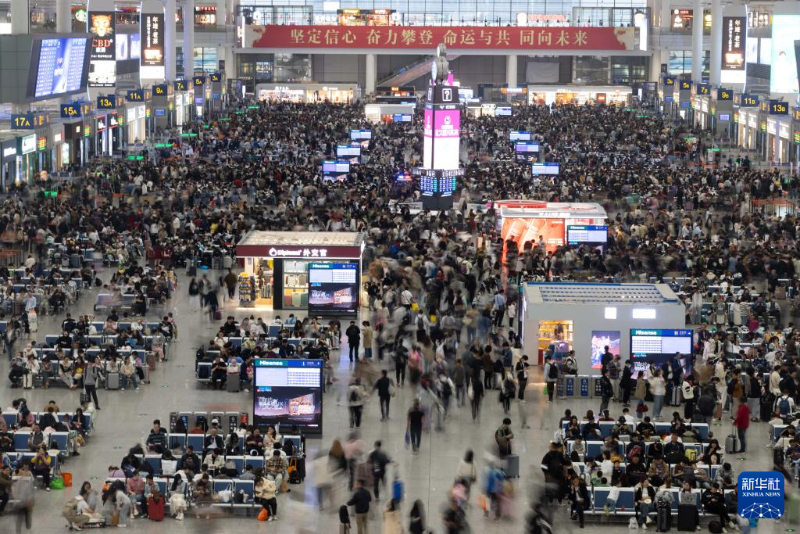 5月5日，旅客在上海虹橋火車站候車。當(dāng)日是“五一”假期最后一天，全國鐵路、公路迎來返程客流高峰。（圖源：新華社）