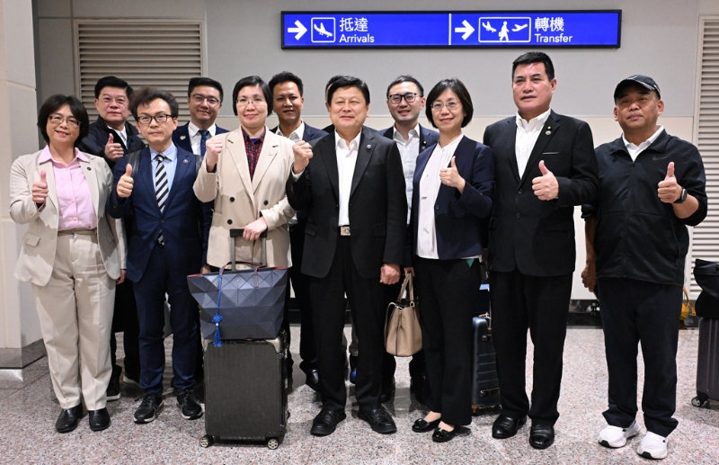 臺(tái)立法機(jī)構(gòu)國(guó)民黨團(tuán)總召傅崐萁（中）結(jié)束訪陸行程，并于28日深夜返臺(tái)。（資料照,陳麒全攝） 圖片來源：臺(tái)灣“聯(lián)合新聞網(wǎng)”
