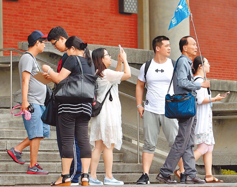 臺(tái)立法機(jī)構(gòu)國(guó)民黨團(tuán)總召傅崐萁呼吁臺(tái)行政機(jī)構(gòu)相關(guān)部門加把勁，1天開放15000至2萬陸客來臺(tái)。圖為陸客赴臺(tái)旅游情形。（示意圖，中時(shí)資料照） 圖片來源：臺(tái)灣“中時(shí)新聞網(wǎng)”