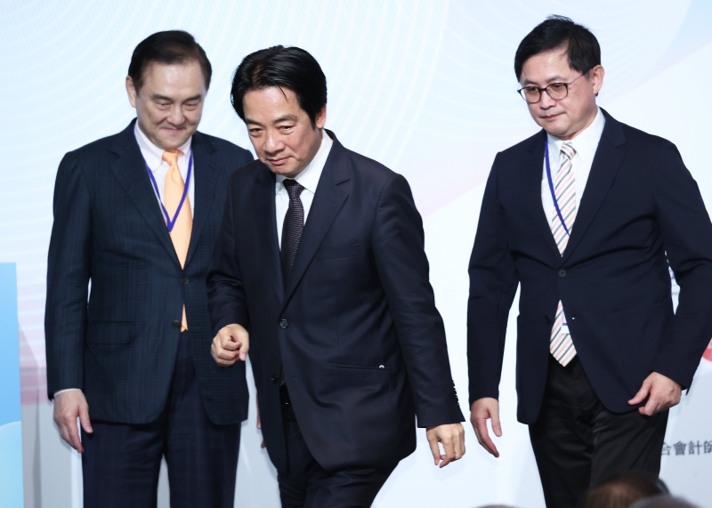 民進(jìn)黨智庫副董事長童子賢（左）、臺(tái)灣地區(qū)準(zhǔn)領(lǐng)導(dǎo)人賴清德（中）。（圖源：臺(tái)灣《聯(lián)合報(bào)》）