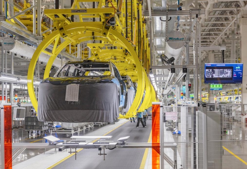 在位于重慶市兩江新區(qū)的賽力斯汽車超級工廠，AI智能檢測系統(tǒng)在檢測車輛關(guān)鍵部位的螺栓松緊程度（4月25日攝）。新華社記者 黃偉 攝