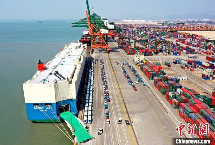 圖為新能源汽車排隊(duì)裝船。(無人機(jī)照片) 中新社發(fā) 王朔 攝