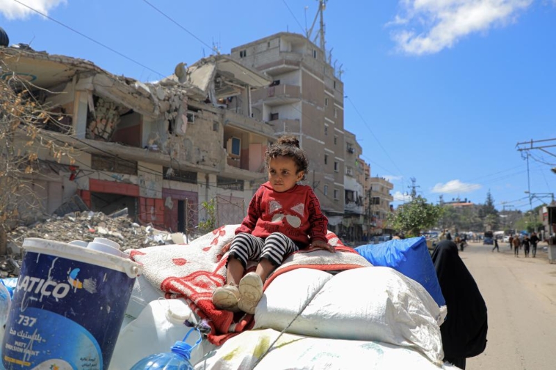 5月6日，在加沙地帶南部城市拉法，巴勒斯坦人離開(kāi)家園。（圖源：新華社）