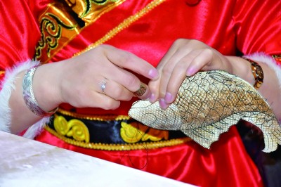 黑龍江同江:魚皮技藝奪天工 黑龍江同江:魚皮技藝奪天工