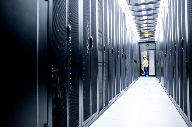 2021年5月24日，工作人員在位于貴州貴安新區(qū)的中國移動(dòng)貴州數(shù)據(jù)中心機(jī)房內(nèi)巡檢。（圖源：新華社）