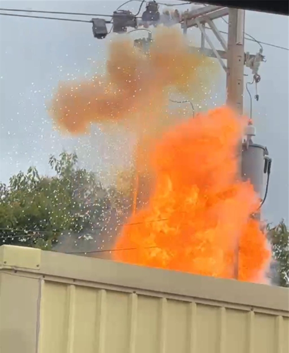 臺中市龍井區(qū)游園路17日下午3時(shí)多傳出停電事故，臺電人員獲報(bào)到場維修，不料試電過程，裝置突噴出的熊熊烈火，導(dǎo)致該人員臉部遭燙傷