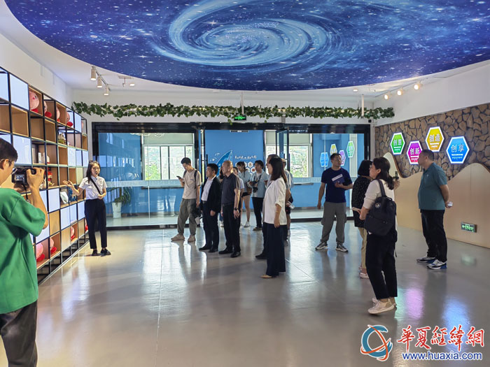 采訪團(tuán)一行參訪恒口示范區(qū)毛絨玩具文創(chuàng)產(chǎn)業(yè)基地。