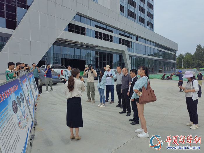 在安康無(wú)水港建設(shè)項(xiàng)目工地，采訪團(tuán)一行認(rèn)真傾聽(tīng)項(xiàng)目介紹。