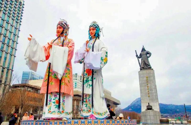 淮劇演員今年初走進(jìn)韓國(guó)，在首爾街頭表演