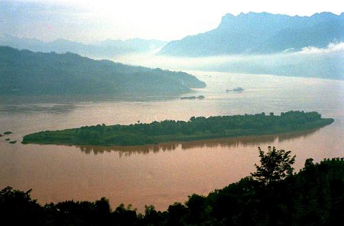 三峽工程于1994年12月14日正式開工，工程采用分期導(dǎo)流方式，分三期進(jìn)行施工，以中堡島為分界點(diǎn)向兩側(cè)延伸，分別修建左岸和右岸大壩。這是中堡島的原始地貌（資料照片）。（圖源：新華社）