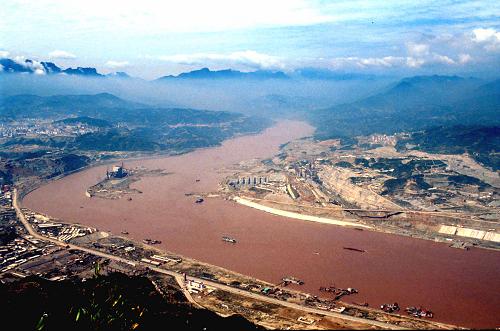 1997年10月上旬拍攝的三峽工地全景圖。當(dāng)年，三峽工程成功實(shí)現(xiàn)大江截流，工程順利轉(zhuǎn)入二期施工。（圖源：新華社）