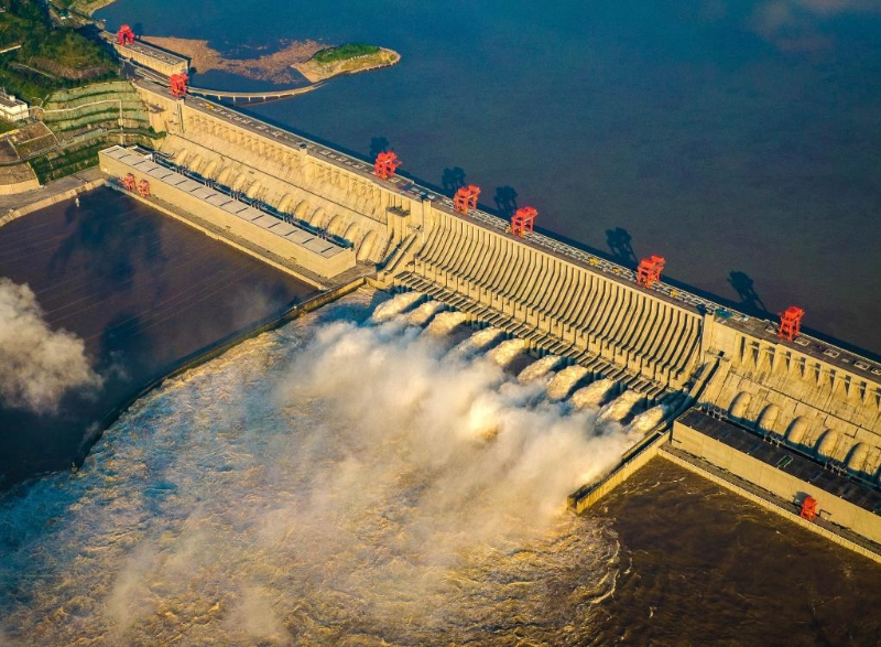 2020年8月19日，長江三峽水利樞紐工程開啟泄洪深孔泄洪（無人機(jī)照片）。（圖源：新華社）