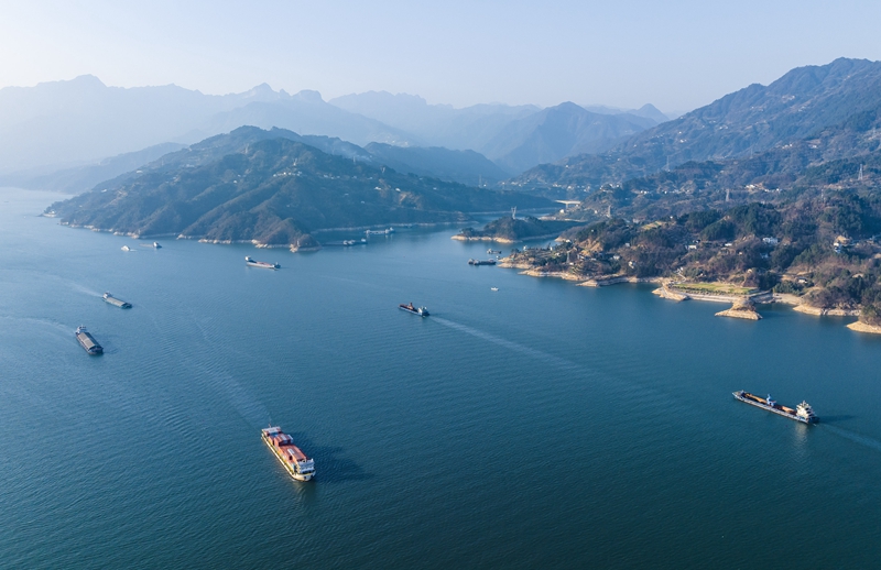 2024年1月11日，船舶行駛在三峽大壩上游湖北省宜昌市秭歸縣水域（無人機(jī)照片）。（圖源：新華社）