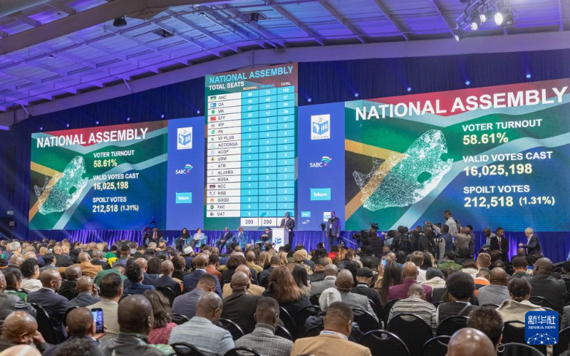 6月2日，在南非米德蘭的大選計票中心，電子顯示屏顯示南非大選最終計票結(jié)果。（圖源：新華社）