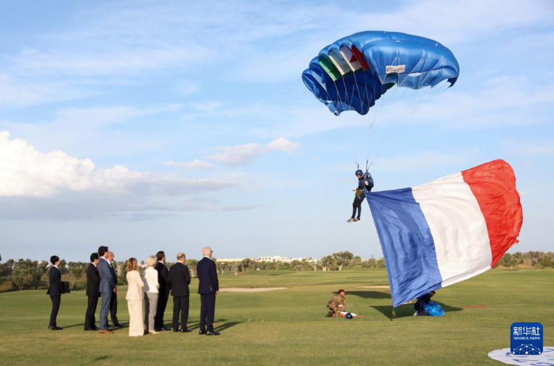 6月13日，在意大利南部普利亞大區(qū)法薩諾市，七國集團與會領導人觀看高空跳傘表演。（圖源：新華社）