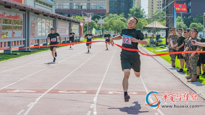 8、2024年7月4日，武警廣西總隊(duì)桂林支隊(duì)召開(kāi)軍人運(yùn)動(dòng)會(huì)暨創(chuàng)破紀(jì)錄比武競(jìng)賽。圖為參賽官兵正在沖向終點(diǎn)。（施晨洲 攝）_副本