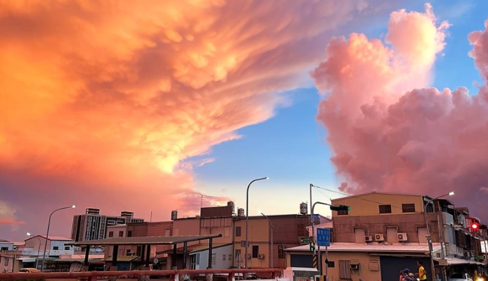 臺(tái)東傍晚時(shí)分出現(xiàn)“火燒云”絕景