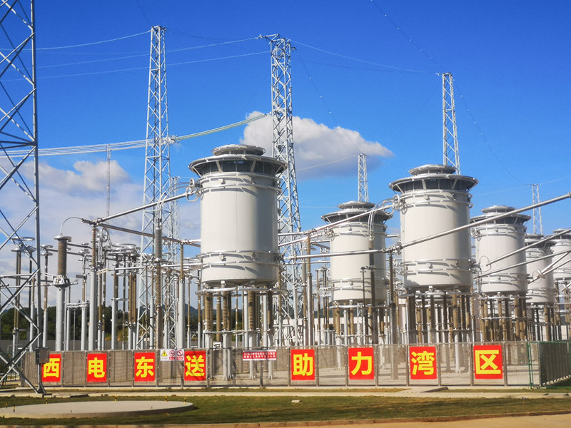 這是2020年7月30日拍攝的烏東德電站送電廣東廣西特高壓多端柔性直流示范工程廣東受端龍門(mén)換流站直流場(chǎng)。（圖源：新華社）