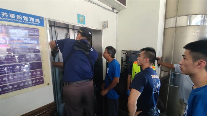 金門(mén)全島大停電民眾受困電梯中