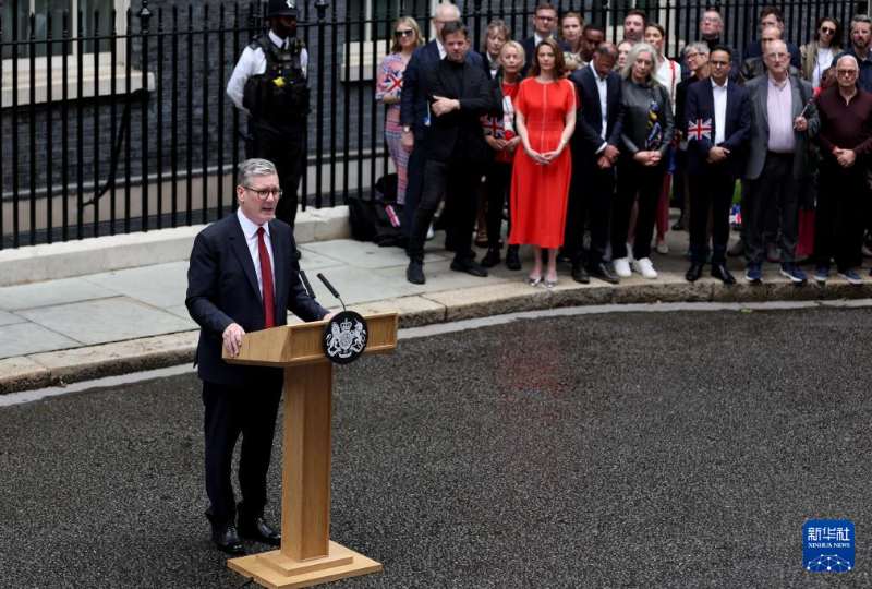 7月5日，基爾·斯塔默在英國倫敦唐寧街10號首相府前發(fā)表講話。（圖源：新華社）