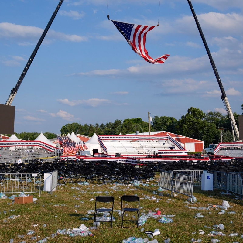 美國(guó)前總統(tǒng)特朗普在賓夕法尼亞州巴特勒市的競(jìng)選集會(huì)中遇襲后的場(chǎng)景。（圖源：美聯(lián)社）