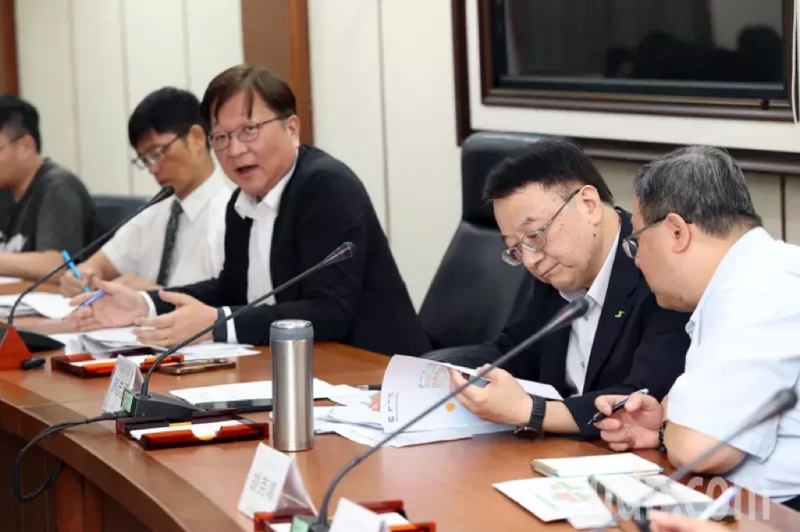 臺(tái)經(jīng)濟(jì)部門(mén)“能源署”負(fù)責(zé)人游振偉（左二）、臺(tái)電公司發(fā)言人蔡志孟（左三）。（圖源：臺(tái)灣“聯(lián)合新聞網(wǎng)”）