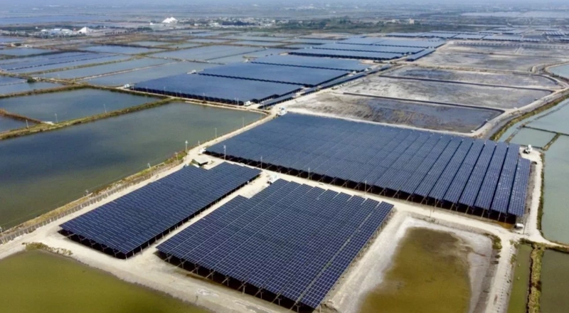 民進(jìn)黨當(dāng)局推動綠能產(chǎn)業(yè)爭議不斷，空拍畫面可見大片土地幾被光電板覆蓋。（圖源：臺灣“聯(lián)合新聞網(wǎng)”）