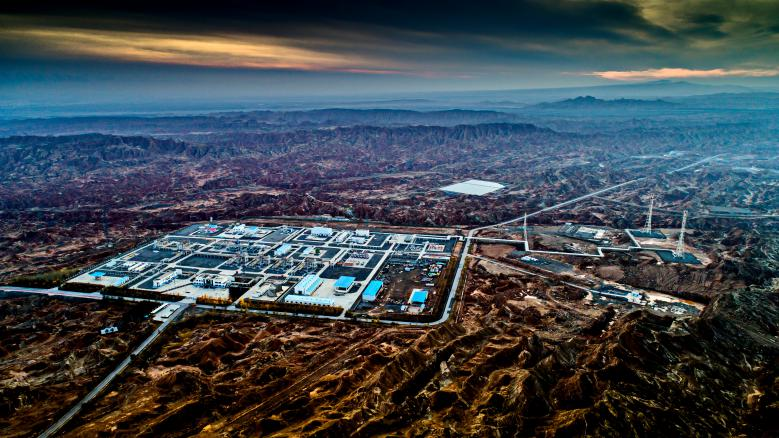 位于莽莽群山中的克拉2氣田，是塔里木油田西氣東輸主力氣田之一。（圖源：塔里木油田公司）