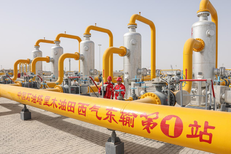塔里木油田西氣東輸?shù)谝徽締T工在場站內(nèi)精細(xì)巡檢，保障輸氣大動脈安全平穩(wěn)運(yùn)行。（圖源：新華網(wǎng)）