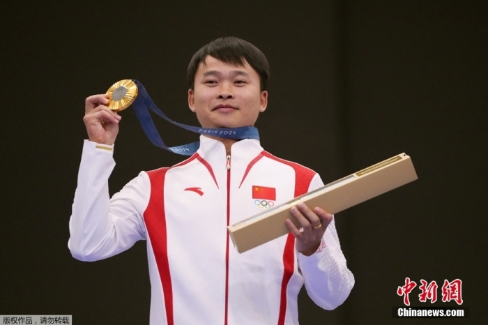 北京時間7月28日，中國選手謝瑜在巴黎奧運(yùn)會男子10米氣手槍的決賽中后來居上，打出240.9環(huán)的成績，為中國隊奪取本屆奧運(yùn)會的第三枚金牌。圖為謝瑜展示金牌。