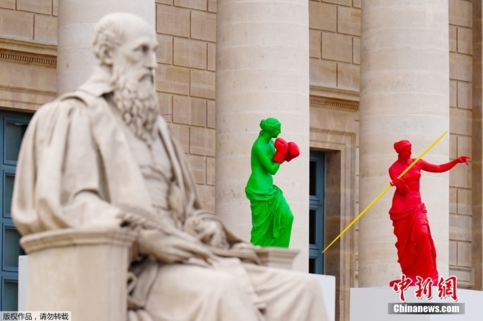 奧運主題維納斯雕塑亮相巴黎國民議會前。雕塑呈現(xiàn)出多種運動的姿態(tài)。