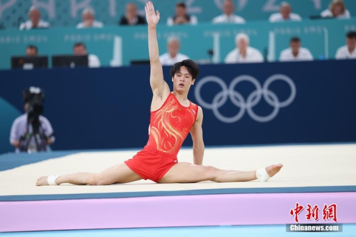 當?shù)貢r間7月29日，巴黎奧運會體操男子團體決賽在貝爾西體育館舉行，由鄒敬園、張博恒、劉洋、肖若騰、蘇煒德組成的中國隊獲得銀牌。圖為中國隊選手蘇煒德在自由操比賽中。<a target='_blank' href='/'>中新社</a>記者 盛佳鵬 攝