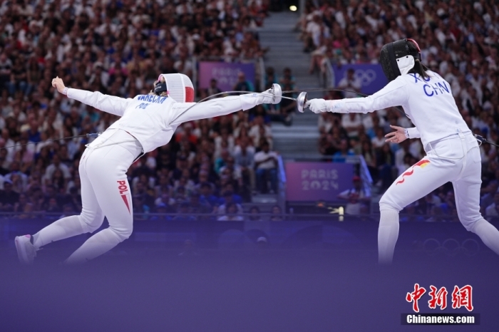 當?shù)貢r間7月30日，在巴黎奧運會擊劍女子團體重劍銅牌賽中，由孫一文、余思涵、唐君瑤和許諾組成的中國隊在加賽中失利，以31比32不敵波蘭隊，獲得第四名。圖為許諾（右）在比賽中。<a target='_blank' href='/'>中新社</a>記者 趙文宇 攝