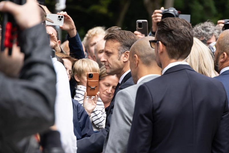 7月7日，在法國勒圖凱，法國總統(tǒng)馬克龍在投票后與民眾交流。（圖源：新華社）