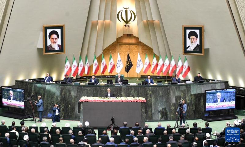 7月30日，佩澤希齊揚（中）在伊朗德黑蘭的伊朗議會宣誓就任伊朗總統(tǒng)后發(fā)表就職演說。（圖源：新華社）