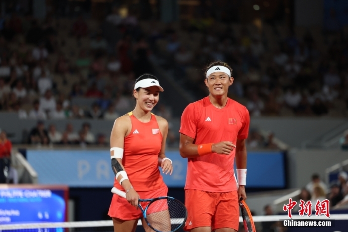當(dāng)?shù)貢r(shí)間8月2日，在巴黎奧運(yùn)會(huì)網(wǎng)球混合雙打決賽中，中國組合王欣瑜/張之臻不敵捷克組合西尼亞科娃/馬哈奇，獲得銀牌。圖為王欣瑜/張之臻（右）在比賽中。<a target='_blank' href='/'>中新社</a>記者 富田 攝