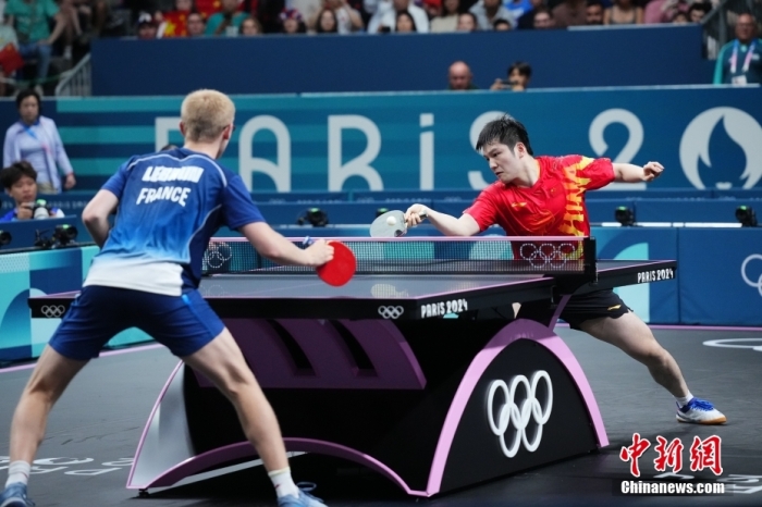 當(dāng)?shù)貢r(shí)間8月2日，在巴黎奧運(yùn)會(huì)乒乓球男子單打半決賽中，中國隊(duì)選手樊振東（右）4比0戰(zhàn)勝東道主選手勒布倫，挺進(jìn)決賽。<a target='_blank' href='/'>中新社</a>記者 趙文宇 攝