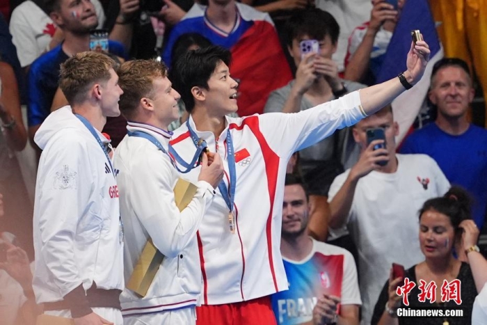 當(dāng)?shù)貢r(shí)間8月2日，在巴黎奧運(yùn)會(huì)男子200米個(gè)人混合泳決賽中，中國選手汪順獲得銅牌。圖為汪順（右）與金牌獲得者法國選手馬爾尚（中）、銀牌獲得者英國選手斯科特合影。<a target='_blank' href='/'>中新社</a>記者 趙文宇 攝