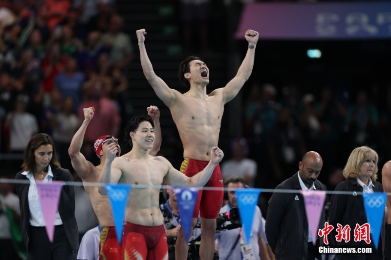 當(dāng)?shù)貢r間8月4日，在巴黎奧運會游泳項目男子4x100米混合泳接力決賽中，由徐嘉余、覃海洋、孫佳俊、潘展樂組成的中國隊奪得金牌。圖為中國隊選手在奪冠后慶祝。