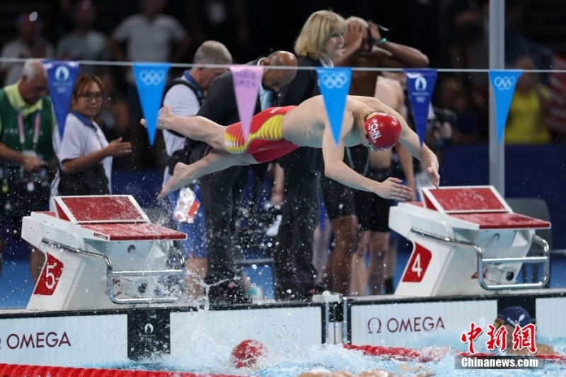 當(dāng)?shù)貢r間8月4日，在巴黎奧運會游泳項目男子4x100米混合泳接力決賽中，由徐嘉余、覃海洋、孫佳俊、潘展樂組成的中國隊奪得金牌。圖為潘展樂在比賽中。